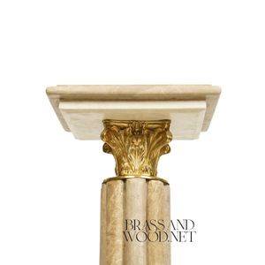 Pedestal de Mármol Travertino Beige Clásico con Capitel de Latón Corintio y Columna Acanalada - Product Image 4