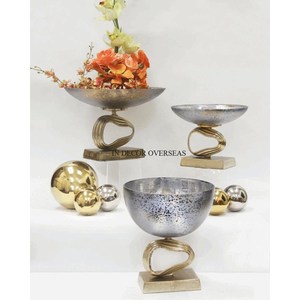 Cuenco de forma redonda con textura martillada pulida brillante con acabado de color plateado con Base de metal chapada en oro y diseñador de flores de jazmín - Product Image 4