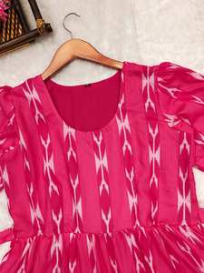 Robe en mousseline élégante et parfaite pour l'été avec un imprimé magnifique pour les occasions de fête - Product Image 2