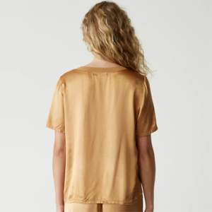 Chemisier élégant à manches courtes et col en V pour femme-Idéal pour les bureaux professionnels, disponible en noir et blanc classique - Product Image 4