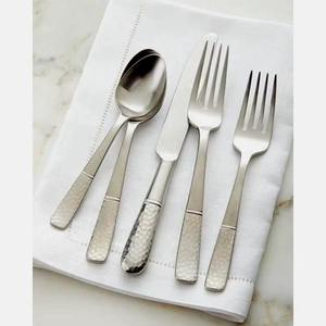 Ensemble de 4 couverts en acier inoxydable plaqué couleur argent Passe au lave-vaisselle Qualité standard 2 poignées de couleur - Product Image 3