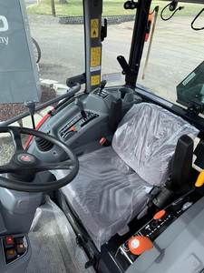 2024 Massey Ferguson 2850M Tractor 4WD de tamaño mediano con componentes de núcleo versátiles Bomba de motor 48,8 HP Alta productividad - Product Image 6