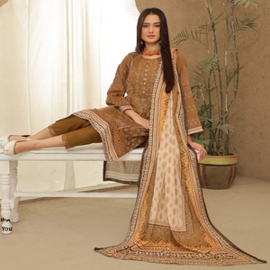 Traje moderno de tres piezas Salwar Kameez para mujer, vestido de Panjabi paquistaní bordado en el césped de algodón diseñado por Bin Hameed Vol MAYA - Product Image 5