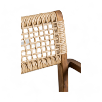 Fauteuil moderne en teck massif avec cannage synthétique pour usage extérieur, idéal pour les restaurants, hôtels, centres commerciaux et salles de sport.