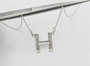 จี้ตัวอักษร H เรียบง่าย ทำจากเงินแท้ 925 ชุบทอง 18K งานแฮนด์เมด เป็นมิตรกับสิ่งแวดล้อม เครื่องประดับคุณภาพสำหรับผู้หญิง ขายส่ง - Product Image 2
