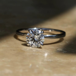 แหวนหมั้นเพชรโมอิสเพชรเม็ดกลมตัดขนาด7มม. คลาสสิกหกง่ามเซ็ททองคำขาวชุบทองคำขาวเครื่องประดับเจ้าสาว - Product Image 5