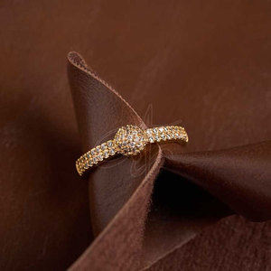 Petites perles enlacées dans un anneau aux tons chauds dorés, idéales pour sublimer votre ensemble - Product Image 3