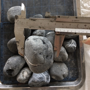 หินกรวดสีดำแบบคว่ำในเวียดนามสำหรับตกแต่งสวนกลางแจ้งหินกรวดแบบรวมพื้น - Product Image 2