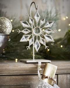 Porte-bas de cheminée en fer forgé avec des accents de fête parfait pour un salon de Noël chaleureux et confortable - Product Image 1