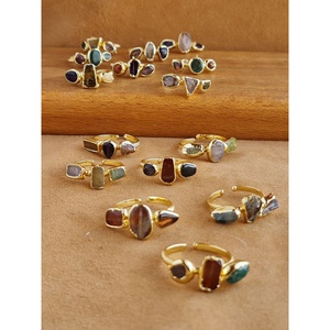 Elegante Anillo de Moda Chapado en Oro con Detalles de Piedras Naturales para Reventa en Boutiques - Product Image 6