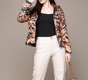 Chaqueta Acolchada Monocromática con Diseño Chevron Personalizado para Mujer. Cuello alto, corte ajustado y acabado repelente al agua. - Product Image 6