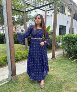 Fashion Fusion: estilo pakistaní Salwar Kameez: fusión de estilos tradicionales y modernos, creando una moda elegante y elegante - Product Image 1