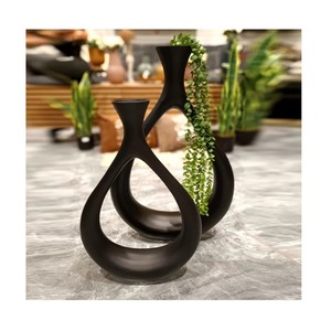 Vase à anneau décoratif à motif rond Pièce d'accent parfaite finie en noir pour salon, bureau et décor d'événement - Product Image 3