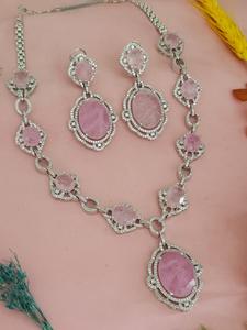 Conjunto de collar con aspecto de piedras AD con acabado plateado de la mejor calidad de diseñador con pendientes para colección de ropa de fiesta de boda para mujer - Product Image 6