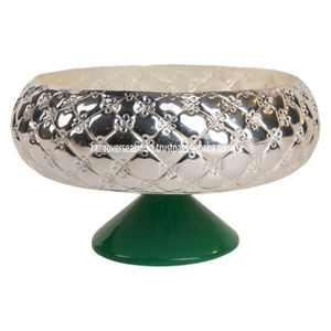 Durable y elegante Metal plateado diseño cruzado Urli con Base de resina verde elegante centro de mesa perfecto para el hogar y las bodas - Product Image 1