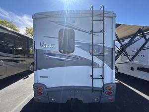 Caravane d'occasion 2018 Winneb-a-g-o V-i-e-w 24D pour le camping et les voyages - Product Image 3