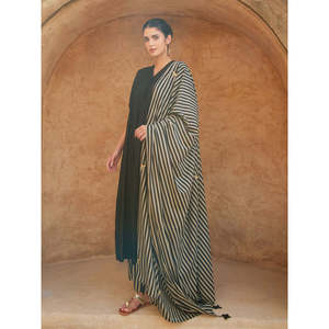 Dupatta Modal Nyah - Chal de Georgette con Estampado Digital Floral y Bordado para Mujer - Product Image 1