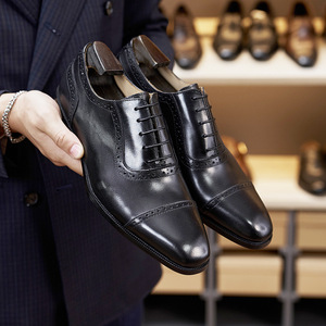 Chaussures Oxford élégantes en cuir de vachette pleine fleur avec semelle intérieure rembourrée et respirante pour les événements formels et les entretiens des messieurs - Product Image 1