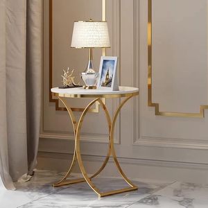 Elegante mesa auxiliar de metal dorado con tapa de mármol, perfecta para ideas de decoración del hogar en el lado del sofá - Product Image 3