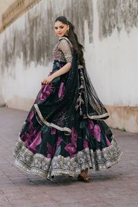 Robe maxi longue évasée pour femmes pakistanaises tendance et modeste, imprimé numérique floral avec de magnifiques perles, travail manuel pour les mariages - Product Image 2