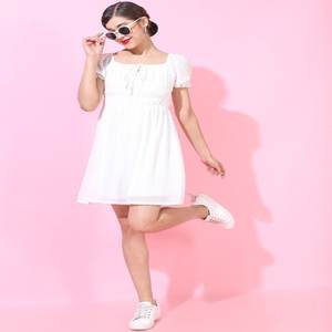 Mini robe personnalisée pour femmes avec col carré manches bouffantes au-dessus du genou, tissu de coton tissé, dentelle et boutons de décoration - Product Image 6