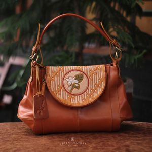 Sac en cuir de la collection Artista peint à la main, cuir véritable de qualité supérieure avec un élégant motif floral batik, artisanat traditionnel indonésien - Product Image 1