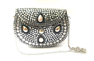 Bolso de mano de mosaico de metal Bolsos de mano étnicos Diseño de piedra de joya Bolso de mano de fiesta de trabajo con tachuelas de metal A precio barato. - Product Image 5