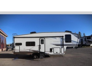 Caravane tout-terrain moderne Keystone RV Arcadia Super Lite 242SLMD 2025 tendance, suspension indépendante, légère, 4x4 - Product Image 1