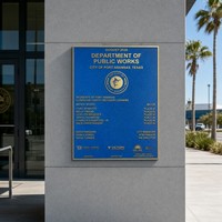 Plaque Murale Métallique Personnalisée pour Institutions, en Aluminium Massif, Finition Texture Cuir Bleu, Lettrage Doré en Relief