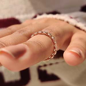 Bague de mariage ronde inspirée de la nature avec un design floral - Product Image 6