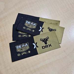 ป้ายผ้าสำหรับเสื้อผ้า100ชิ้นพับปลาย2X5ซม./พับตรงกลางแสตมป์ร้อนคุณภาพสูงพร้อมชื่อแบรนด์และโลโก้ตามสั่ง - Product Image 2