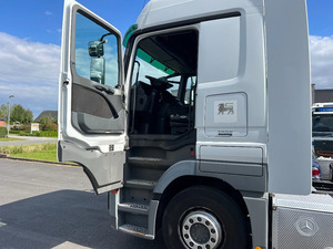 Camión Diésel Mercedes-Benz Actros 1841 6x6 de 2009, 351-450 hp, 2000-2500 Nm de Torque, 20-25 T de Peso Bruto Vehicular - Product Image 4