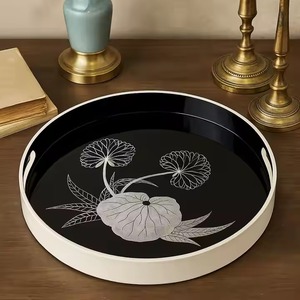 ถาดเสิร์ฟโลหะสีดำพร้อมดีไซน์ดอกไม้สีขาวหรูหราเหมาะสำหรับวางบนโต๊ะของตกแต่งบ้านและการนำเสนออาหารอย่างมีสไตล์ - Product Image 4
