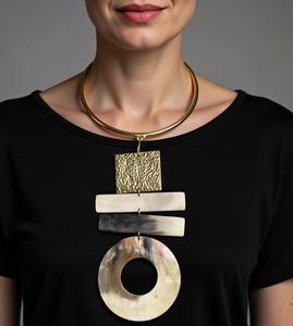 Collar de Lujo con Colgante de Cuerno de Búfalo y Latón - Colgante Geométrico de Círculo Abierto con Barra Dorada Texturizada sobre Gargantilla Rígida de Latón - Product Image 4
