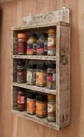 Porte-épices unique en bois et fer avec bocaux de rangement en verre conçu pour des présentations de cuisine sûres, non toxiques et élégantes