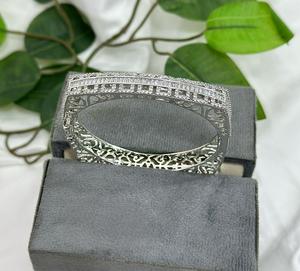 Magnifique bracelet ouvrable en argent de qualité supérieure avec CZ pour mariage et fiançailles, collection pour les fêtes, à porter pour les femmes - Product Image 1