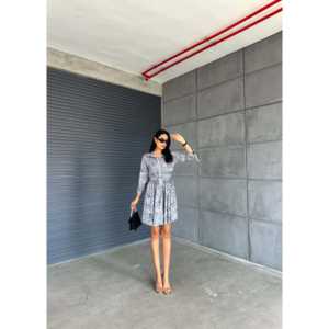 Robe en mousseline à imprimé floral avec col chemise à motif châle, détails boutonnés et accent en dentelle à la taille naturelle - Product Image 1