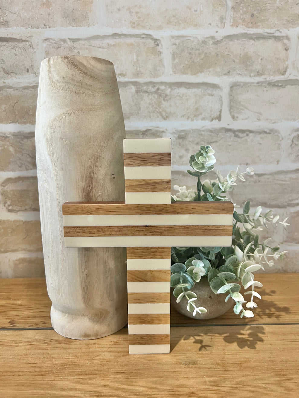 สีน้ำตาลและสีขาว