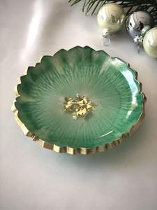 Bol décoratif élégant en résine conçu pour les centres de table avec des textures modernes et une touche de design contemporain - Product Image 3