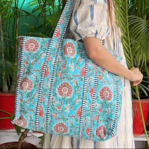 กระเป๋าโท้ทหนังพรีเมียมลายดอกไม้ คอลเลคชั่นฤดูร้อนจากผู้ผลิตและผู้ส่งออกอินเดีย พร้อมซับในผ้าแคนวาส - Product Image 1