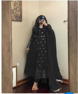 Fusion de la mode Salwar Kameez de style pakistanais non cousu - Fusion de styles traditionnels et modernes Tissu en soie Georgette Chic et élégant - Product Image 6