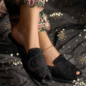 Embrassez l'élégance intemporelle : Khussa classique personnalisable en velours, fait main, tendance mode, imprimé, antidérapant - Product Image 3