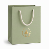 Sac cadeau en papier à fond carré personnalisé avec poignées en ruban pour l'emballage de flacons de parfum, de sérums de soin et de montres