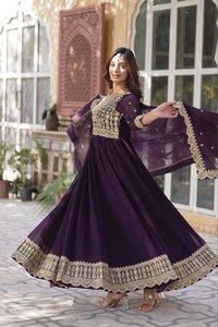 Elegante Vestido Anarkali Bordado con Diseño de Flores Falsas, Escote en Forma de Pan, con Dupatta, Bordado Pesado con Lentejuelas y Hilo Zari - Product Image 2