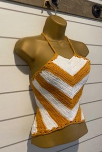 Haut en crochet à col halter en chevron or et blanc de qualité supérieure, prêt à être expédié - Product Image 2