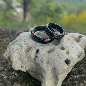 Anneaux en résine acrylique de forme ronde, fabriqués à la main, anneaux d'amour pour femmes, bijoux de fête, vente en gros au meilleur prix - Product Image 1