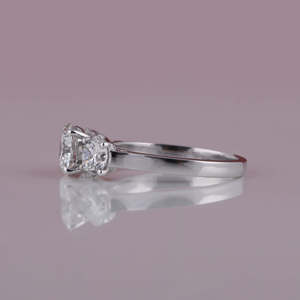 Bague de fiançailles élégante et luxueuse plaquée or massif 14 carats avec diamant de laboratoire taille ronde et sertissage trois pierres – Bague tendance - Product Image 2