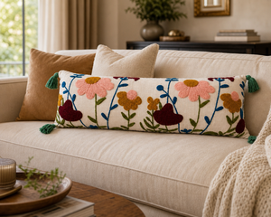 Housse de coussin lombaire en coton brodé motif floral Boho Meadow, taie d'oreiller longue artisanale avec pompons aux coins pour la décoration de la literie - Product Image 4