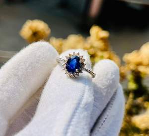 Anillo de Cóctel Minimalista de Plata de Ley 925 con Baño de Rodio y Zafiro Azul con Diamante de Corte Brillante Redondo - Product Image 2