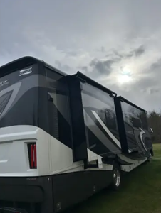 Autocaravana Moderna Grande Usada de 2019, Newmars Canyon Star 3719 Clase A con Habitación Tipo Caravana para Viajes y Campamentos - Product Image 5